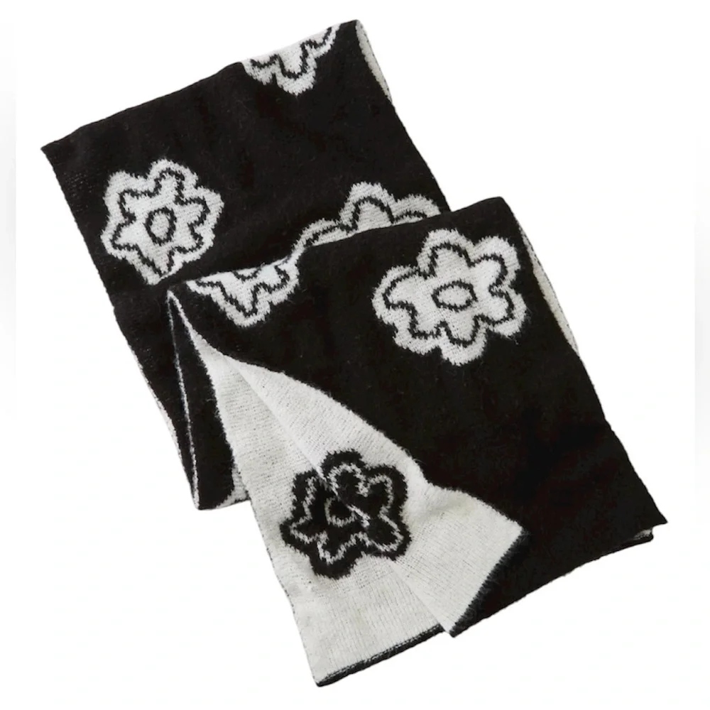 AE American Eagle Wool Blend Oversized Flower / Floral Scarf NWT - Picture 3 of 5